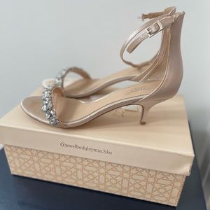 Badgley Mischka Champagne kitten heels size 8